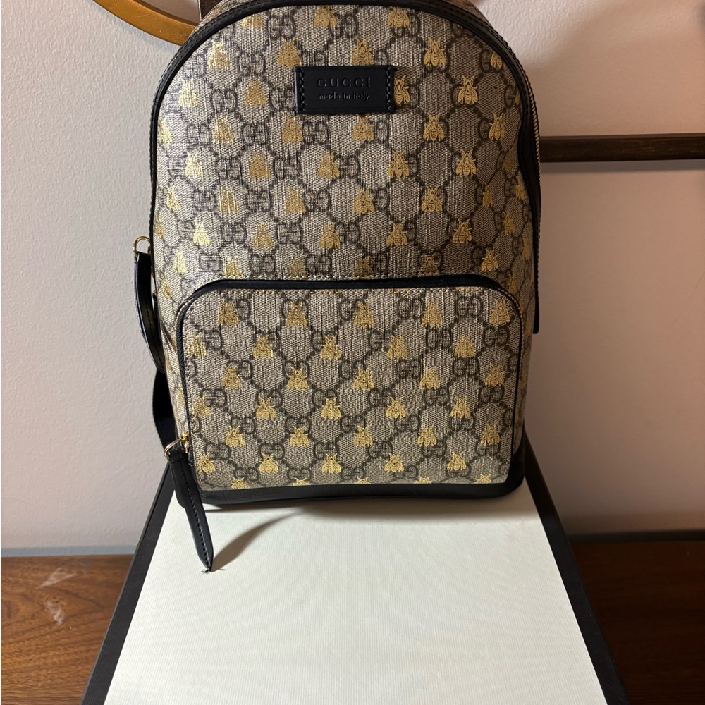 Gucci GG Supreme Bee Backpack